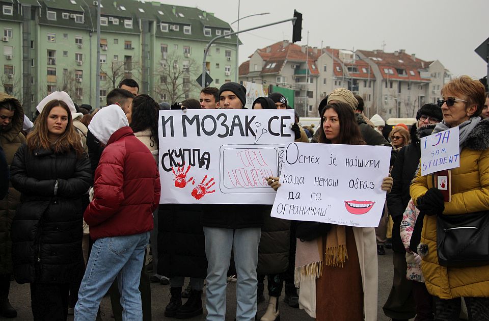 Studenta iz Bačke Palanke presrele nepoznate osobe, pozvale ga na "informativni razgovor" Studenta iz Bačke Palanke presrele nepoznate osobe, pozvale ga na "informativni razgovor"