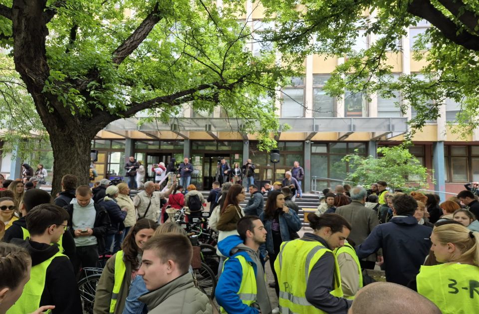 VIDEO Studenti i građani ispred suda: U toku glasanje za najgoru instituciju u Srbiji