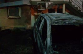 FOTO: Izgoreo automobil u Sremskim Karlovcima, vatra zahvatila gasni merni set