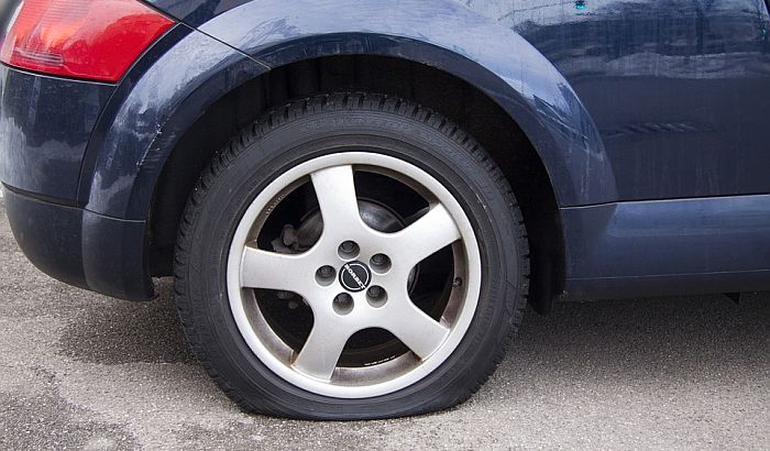 Uhapšen jer je izbušio gume na 22 automobila, pa i na svom