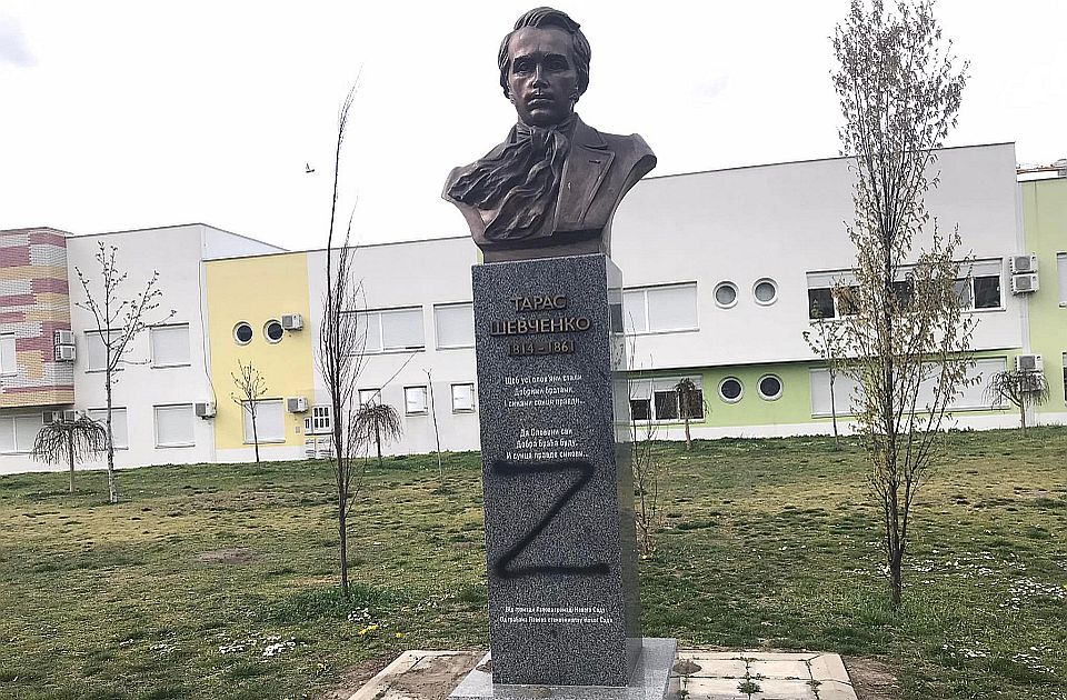 FOTO: Ispisano slovo "Z" i na spomeniku Tarasu Ševčenku