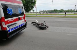 Muškarac povređen prilikom naglog kočenja autobusa, oboren motociklista