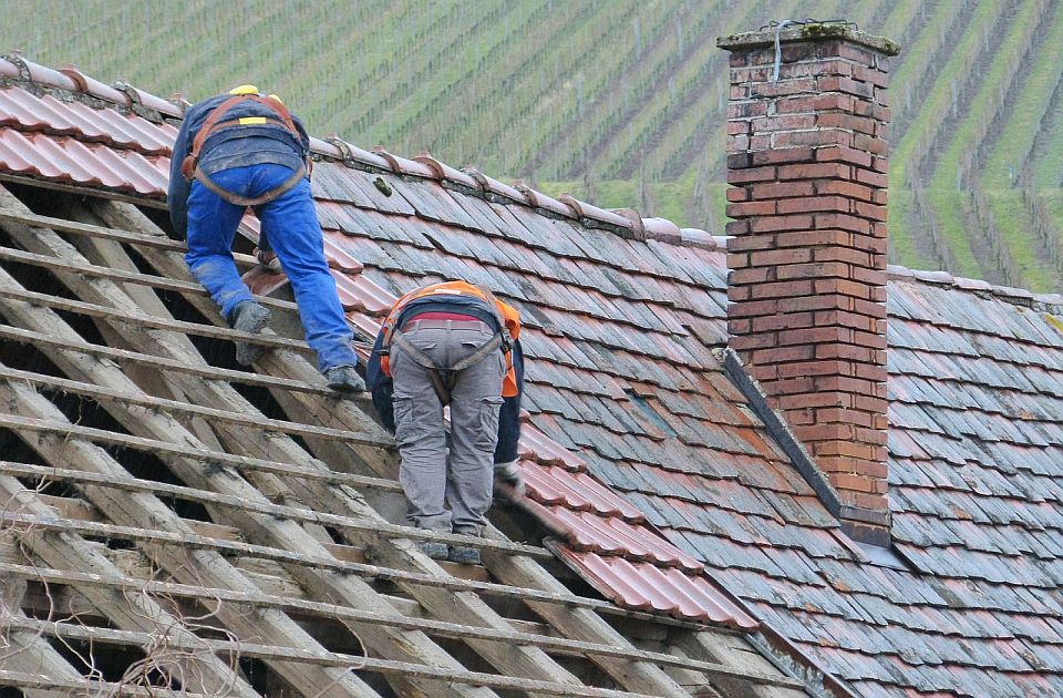 Stanarske muke i skupe popravke: Šta kad prokišnjava krov zgrade, a stanare sa prizemlja baš briga?