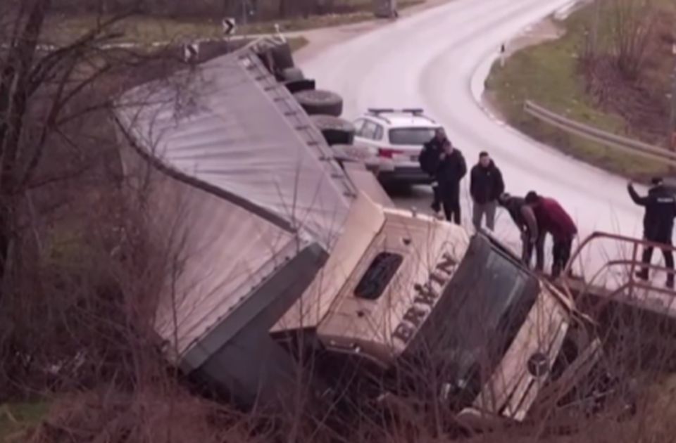 VIDEO Šleper probio bankinu i sleteo sa puta kod Čačka: Nema povređenih