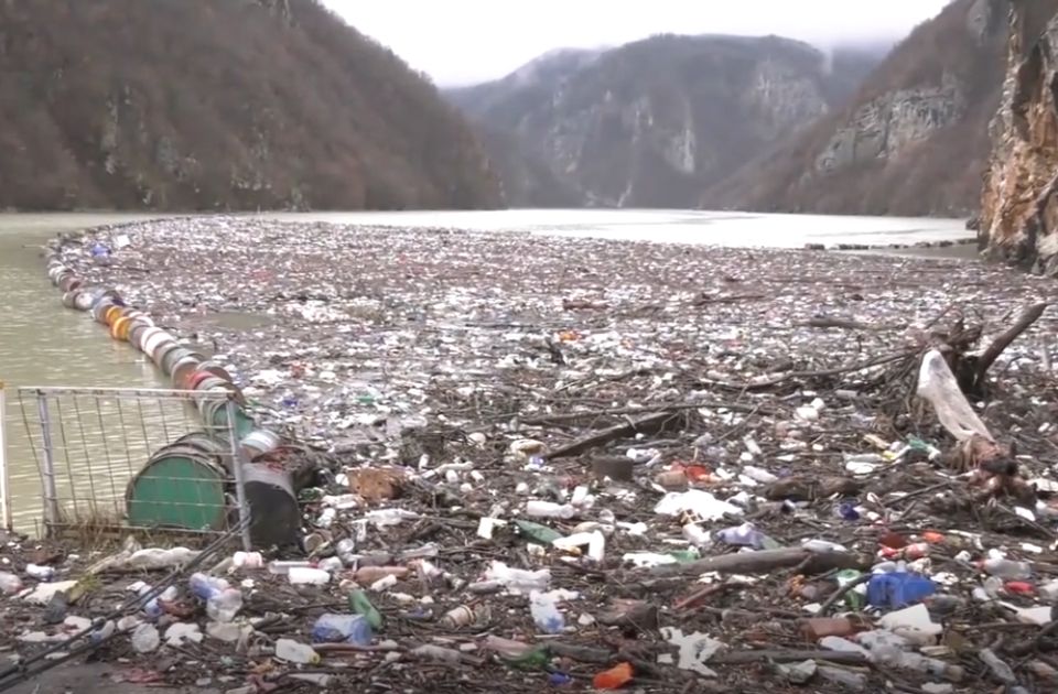 VIDEO: Smeće iz Srbije i Crne Gore zatrpava Drinu kod Višegrada
