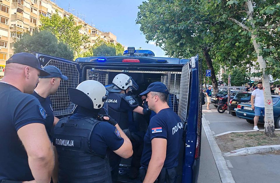 FOTO: Policija odvela autoprevoznika koji je vozio studente na proteste