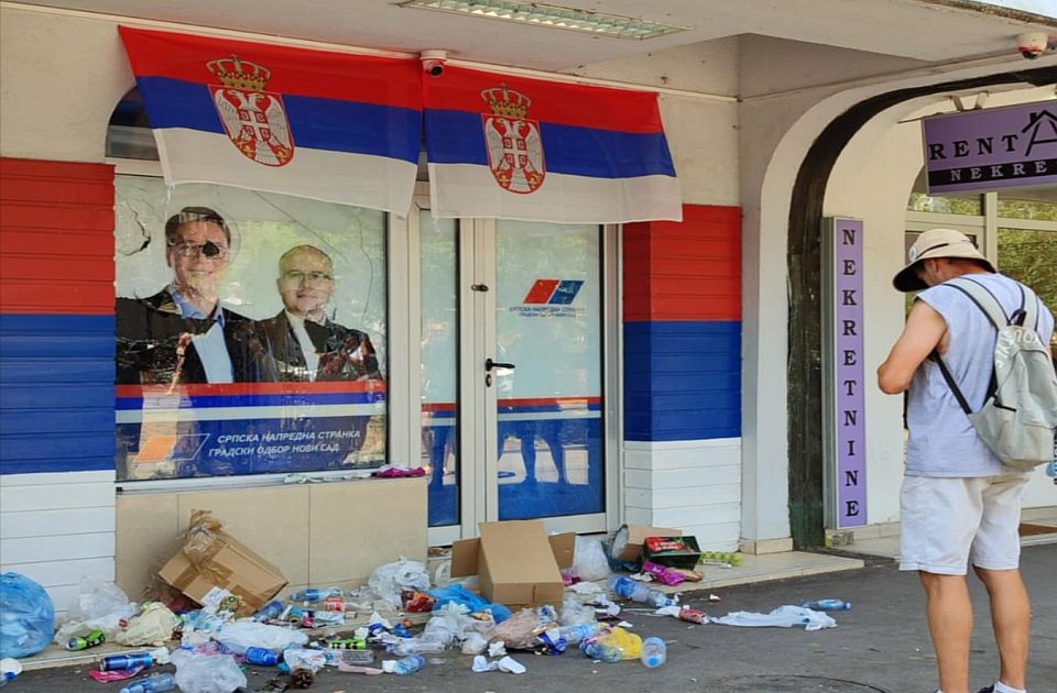 FOTO, VIDEO: Novosađani blokirali Bulevar oslobođenja, smeće ostavili ispred SNS - nastavak u 18h