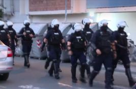 VIDEO Naprednjaci i demonstranti ispred prostorija SNS-a na Novom Beogradu: Došlo i do incidenta 