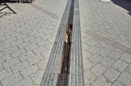 FOTO Problem sa odvodima u centru Novog Sada: Oštećeni zbog vozila