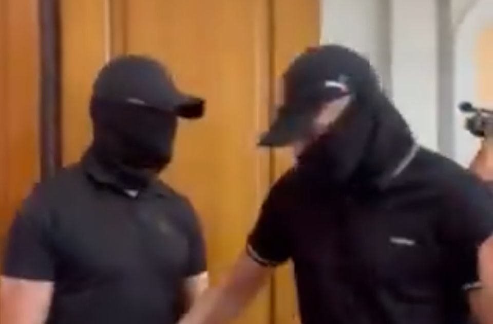 FOTO, VIDEO: Skupština Zaječara nikako da počne, problem - privatno obezbeđenje i maskirani muškarci FOTO, VIDEO: Skupština Zaječara nikako da počne, problem - privatno obezbeđenje i maskirani muškarci