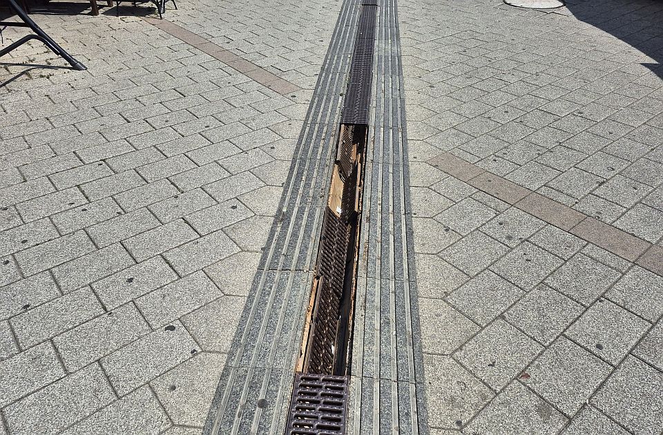 FOTO Problem sa odvodima u centru Novog Sada: Oštećeni zbog vozila FOTO Problem sa odvodima u centru Novog Sada: Oštećeni zbog vozila