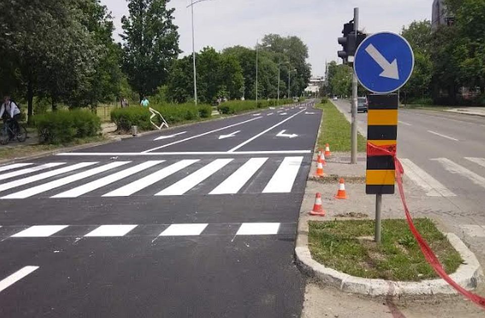 Nastavljaju se radovi na Bulevaru Jaše Tomića: Zabranjen saobraćaj u levoj traci