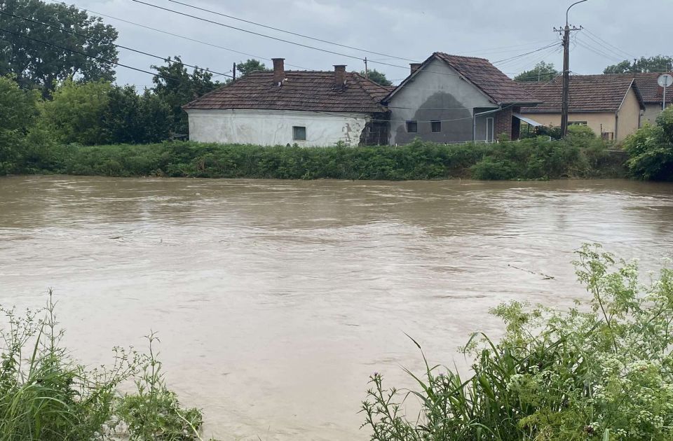 Crveni krst uputio pomoć ugroženim u poplavama: Hrana, voda, sušilica za vlažne zidove...