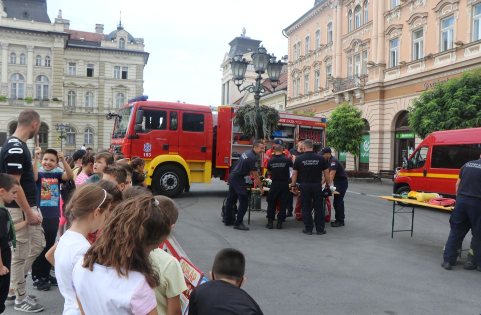 FOTO, VIDEO: Vatrogasci sa Novosađanima proslavili svoj dan, uskoro dobijaju stanicu u Futogu