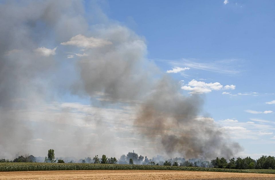 FOTO: Požar na deponiji kod Kaća