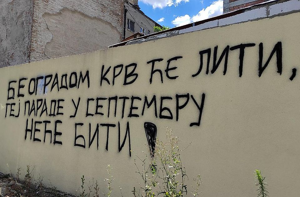 FOTO: Grafit "Beogradom krv će liti, gej parade u septembru neće biti" u centru Beograda
