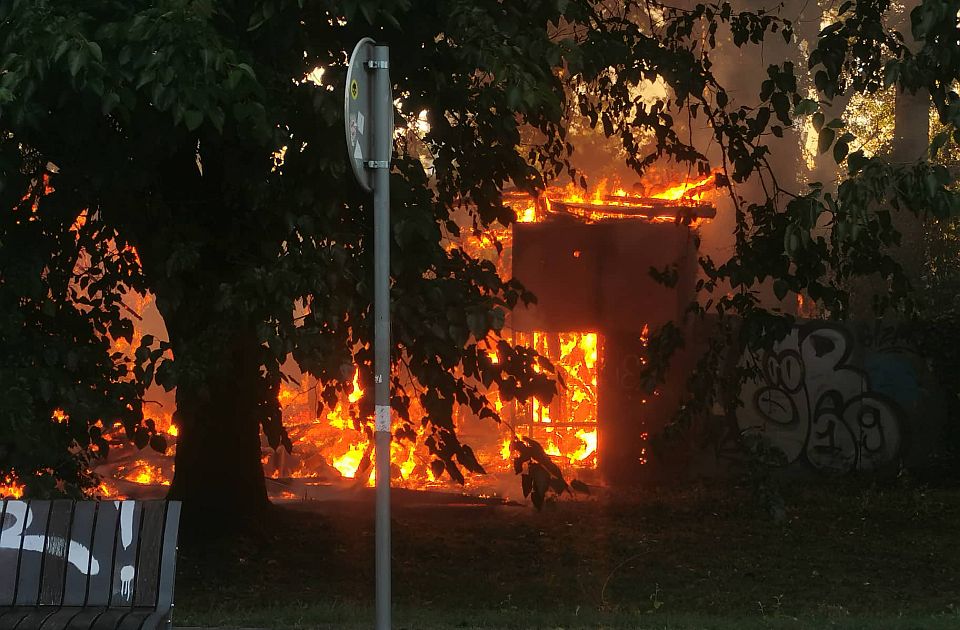 FOTO, VIDEO: Izgorela baraka kod Mosta slobode, nema povređenih