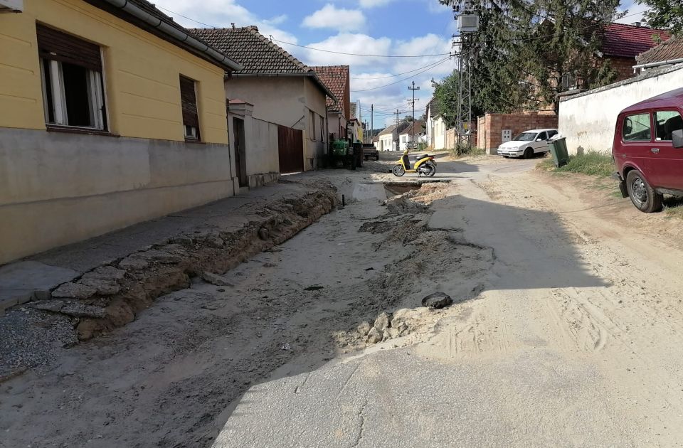 FOTO: Velika kiša napravila problem stanarima ulice u Sremskim Karlovcima, nadležni ne reaguju