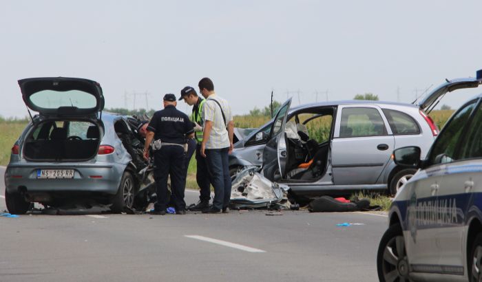 U udesu kod Kaća poginule dve sestre i starija žena, mladić teško povređen