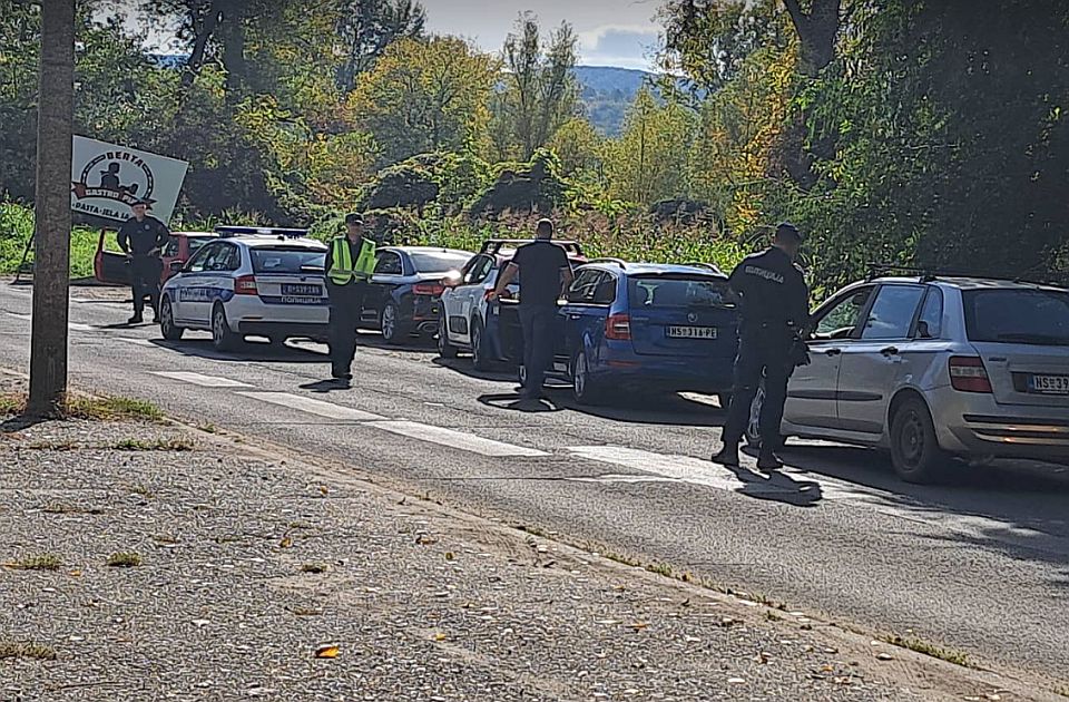 FOTO: Policija pred protest pretresa vozila koja idu ka Šodrošu i Ribarskom ostrvu