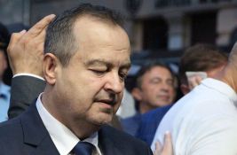Dačić: Lažna informacija o navodnom povređivanju studentkinje od strane policije