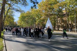 FOTO, VIDEO: Maturanti krenuli da podrže poljoprivrednike u protestu kod novosadskog suda