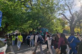 FOTO, VIDEO: Maturanti stigli ispred novosadskog suda da podrže poljoprivrednike koji protestuju