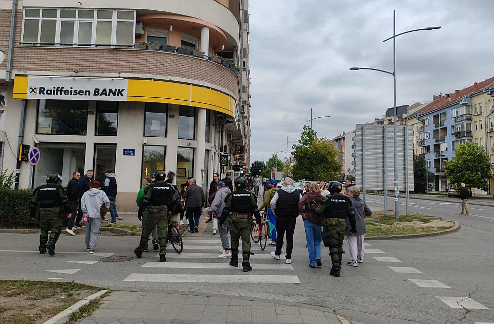 Više od 600 univerzitetskih profesora osudilo brutalnost policije u Novom Sadu Više od 600 univerzitetskih profesora osudilo brutalnost policije u Novom Sadu