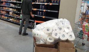 FOTO: U Novom Sadu veća potražnja za brašnom, testeninom i toalet papirom