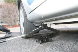 Na parkingu u Rumi ponudili čoveku da mu zamene gumu, pa mu ukrali automobil