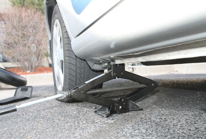 Na parkingu u Rumi ponudili čoveku da mu zamene gumu, pa mu ukrali automobil