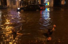 VIDEO Neverovatna scena: Novosađanin plivao u Jevrejskoj ulici