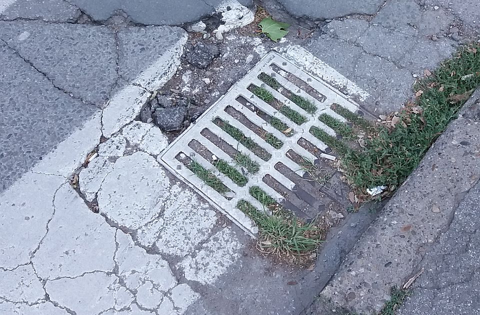 FOTO Čitaoci šalju: S ovakvim šahtovima nije ni čudo da je ulica pod vodom