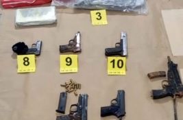 FOTO: Novosađanin u garaži imao više od 17 kg raznih droga, ali i nagazne mine, pištolje, ručnu bombu...