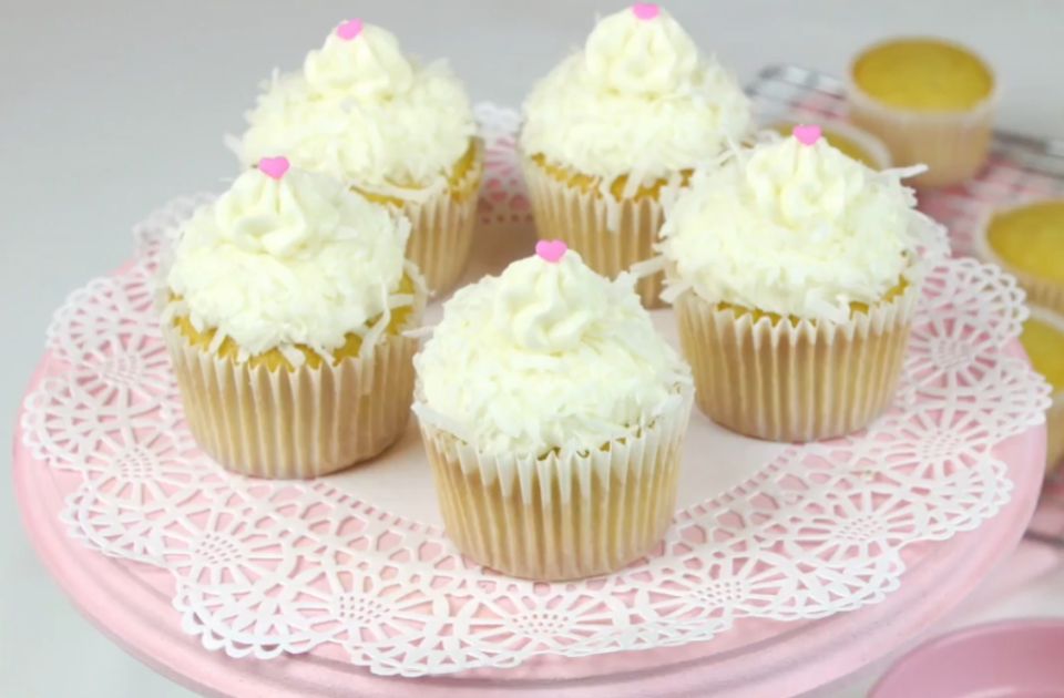 VIDEO: Kremasti kokos kapkejkovi - kokosasta ljubav na prvi zalogaj