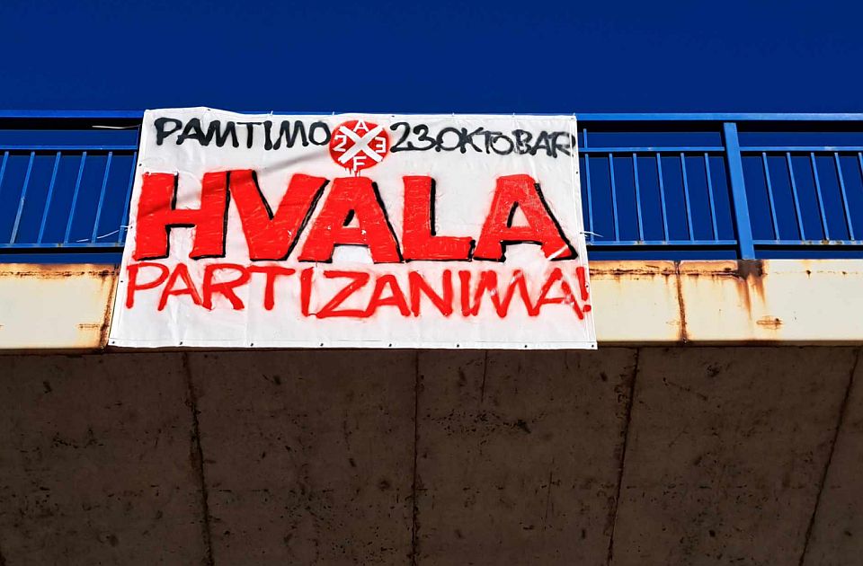 FOTO: Transparent "Hvala partizanima" na Varadinskom mostu na Dan oslobođenja Novog Sada