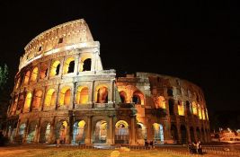 Turisti se popeli na zidine Koloseuma da popiju pivo, kažnjeni sa 800 evra 