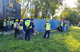 FOTO: Radnici odlaze sa Šodroša, policija ostaje - stigli poslanici opozicije