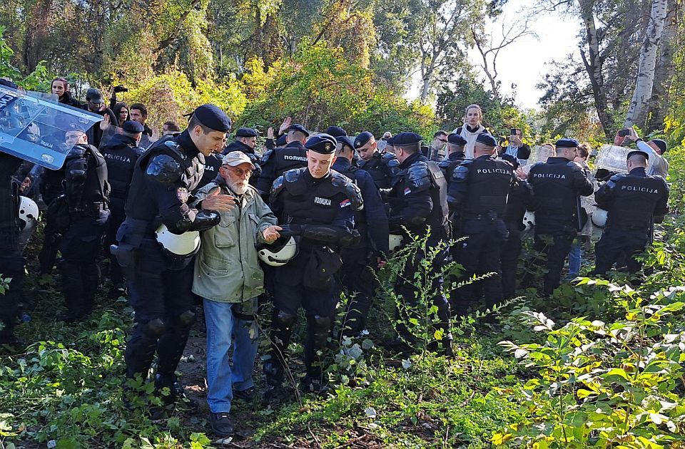 VIDEO Policija odvodi dekicu sa Šodroša: "Neću da idem, zašto?"