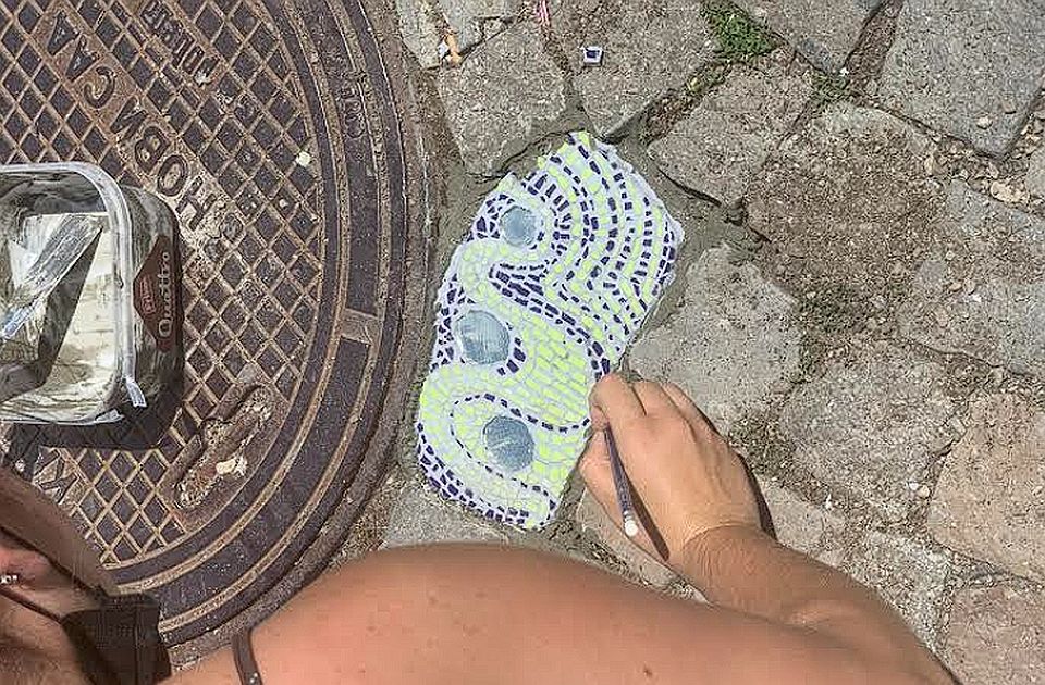 FOTO: Mladi mozaicima popunjavaju rupe u centru Novog Sada