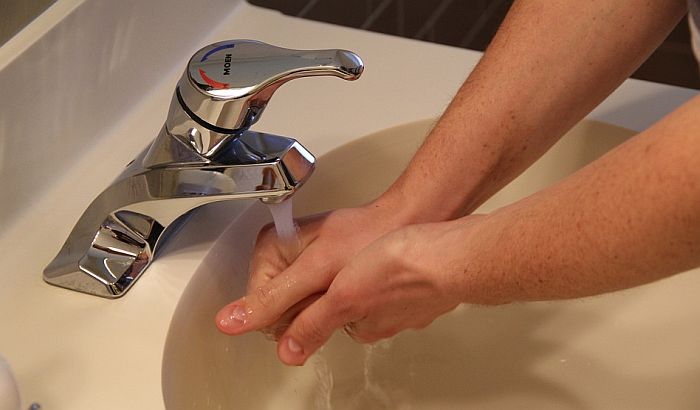 Voda i sapun najbolje smanjuju bakterije na rukama