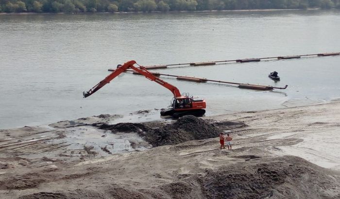 FOTO: Pesak na Štrandu će biti čist i pored vađenja 20.000 kubika mulja