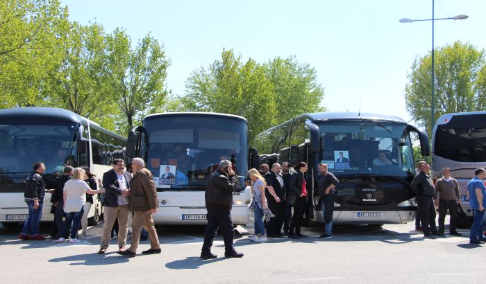 FOTO, VIDEO: Hiljade naprednjaka iz Novog Sada otišlo na miting u Beograd, autobusi i iz Mađarske i BiH