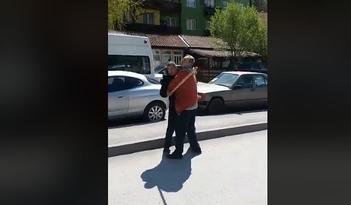 VIDEO: Aktivisti Dveri napadnuti u Majdanpeku, naprednjaci im pretili motkom i uzeli telefone