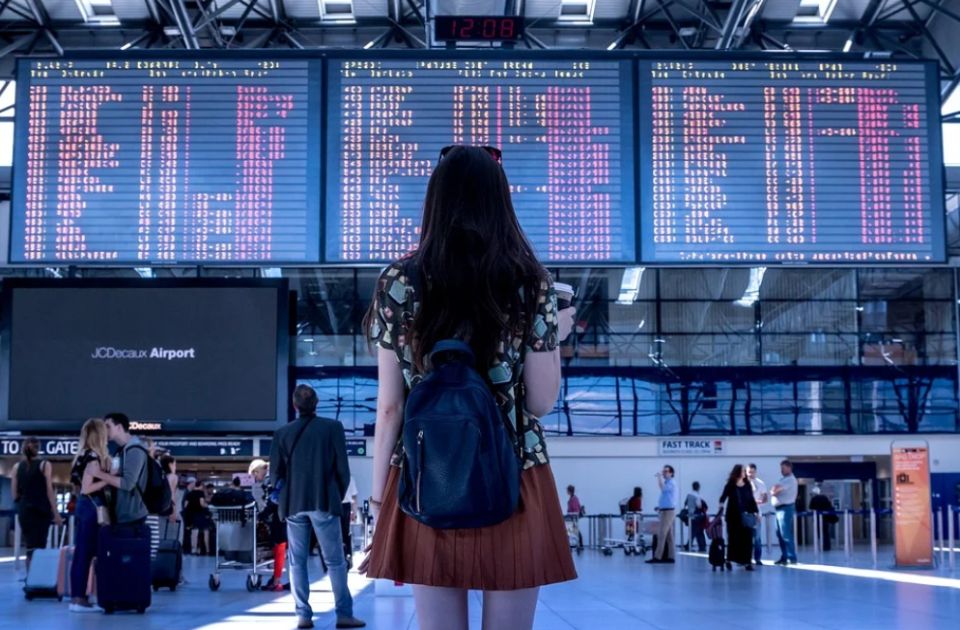 Zakasnila na let pa digla lažnu uzbunu da je u avionu bomba