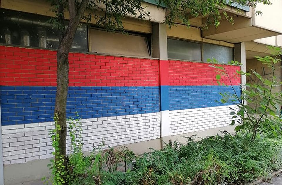 FOTO: Limanska mesna zajednica istakla zastavu "tamo gde zastava treba da bude"