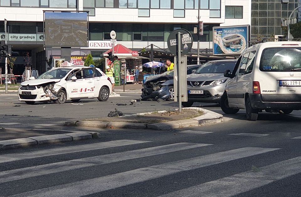 FOTO: Žena povređena u sudaru taksija i automobila na Bulevaru oslobođenja