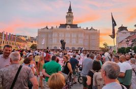 FOTO, VIDEO: Građani na Trgu slobode nakon otkazivanja Vučićevog skupa