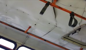 FOTO: Napukli krov u novosadskom autobusu prilepili jačim selotejpom