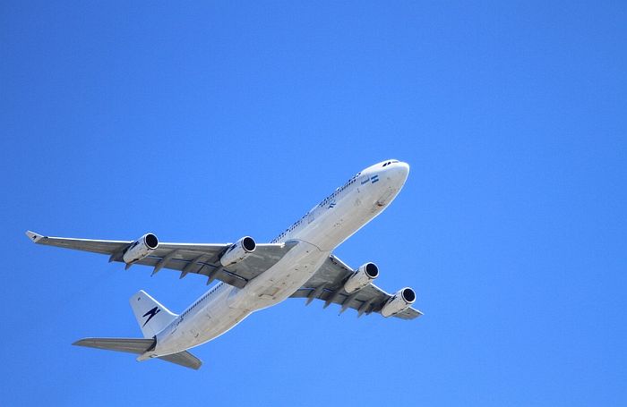  Obožavateljka slučajno zaustavila i oštetila avion Angele Merkel